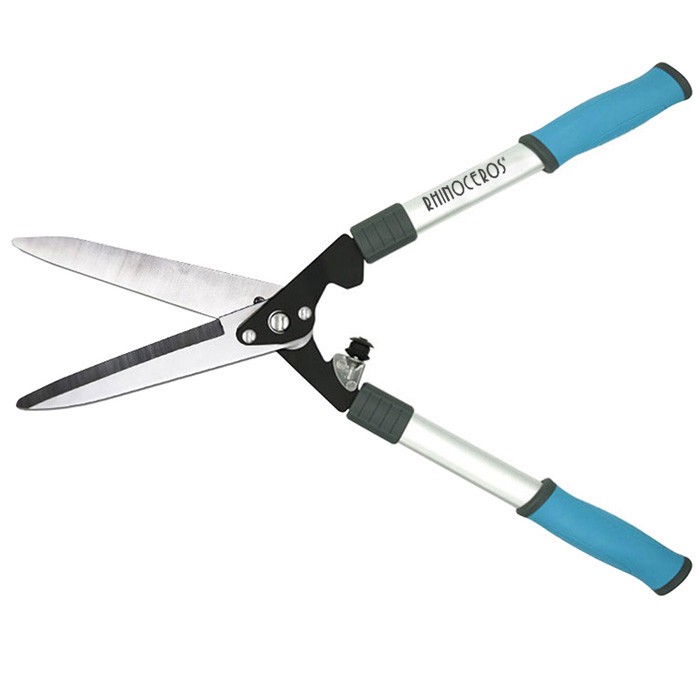 O uso de ferramentas de jardim - tesouras para galhos altos e serras para gal...